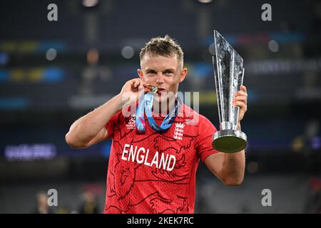 Der englische Fußballpokal Sam Curran feiert beim Weltcup-Finale T20 auf dem Melbourne Cricket Ground, Melbourne, die Auszeichnung „man of the Match“. Bilddatum: Sonntag, 13. November 2022. Stockfoto