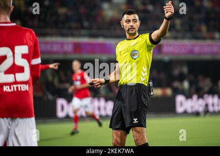 Silkeborg, Dänemark. 12.. November 2022. Schiedsrichter Aydin Uslu gesehen während des Superliga-Spiels 3F zwischen Silkeborg IF und Lyngby Boldklub im Jysk Park in Silkeborg. (Foto: Gonzales Photo/Alamy Live News Stockfoto