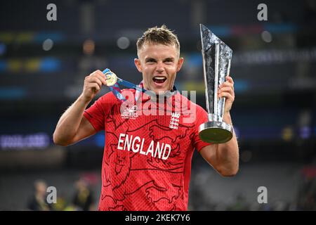 Der englische Fußballpokal Sam Curran feiert beim Weltcup-Finale T20 auf dem Melbourne Cricket Ground, Melbourne, die Auszeichnung „man of the Match“. Bilddatum: Sonntag, 13. November 2022. Stockfoto