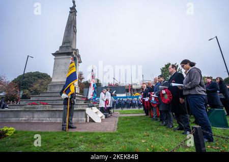 London, Großbritannien. 13. November 2022. Lokale Würdenträger und Politiker nehmen an der Kranzniederlegung während des Gedenkgottesdienstes am Wimbledon-Kriegsdenkmal Teil. Im Vereinigten Königreich wird heute der Gedenktag für die Menschen begangen, die in Weltkriegen und anderen Konflikten ums Leben gekommen sind. Die Ereignisse werden in diesem Jahr zum ersten Mal von König Karl III. Nach seiner Thronbesteigung geleitet. Kredit: amer ghazzal/Alamy Live Nachrichten Stockfoto