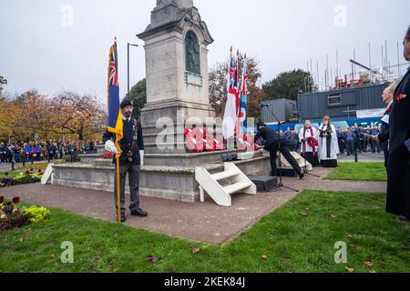 London, Großbritannien. 13. November 2022. Lokale Würdenträger und Politiker nehmen an der Kranzniederlegung während des Gedenkgottesdienstes am Wimbledon-Kriegsdenkmal Teil. Im Vereinigten Königreich wird heute der Gedenktag für die Menschen begangen, die in Weltkriegen und anderen Konflikten ums Leben gekommen sind. Die Ereignisse werden in diesem Jahr zum ersten Mal von König Karl III. Nach seiner Thronbesteigung geleitet. Kredit: amer ghazzal/Alamy Live Nachrichten Stockfoto