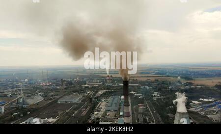 TSCHERKASY, UKRAINE, 12. SEPTEMBER 2018: Großes Kraftwerk, Fabrik mit Rohren, Rauchausstoßen in den Himmel. Rauch aus Industrieschornstein. Ökologie, Umweltverschmutzung. Hochwertige Fotos Stockfoto