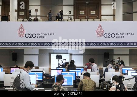 Bali. 13.. November 2022. Dieses Foto vom 13. November 2022 zeigt eine Innenansicht des Medienzentrums für den bevorstehenden 17. Group of 20 (G20) Summit in Bali, Indonesien. Quelle: Wang Shen/Xinhua/Alamy Live News Stockfoto