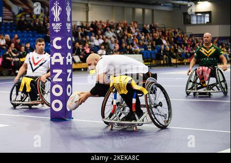 Sheffield, Großbritannien. 11.. November 2022. Rugby League-Weltmeisterschaft im Rollstuhl Halbfinale Frankreich gegen Australien am Englischen Institut für Sport, Sheffield, Großbritannien - Jeremy Bourson aus Frankreich versucht es. Kredit: Dean Williams/Alamy Live Nachrichten Stockfoto