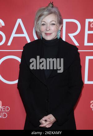 Beverly Hills, Ca. 12.. November 2022. Frances Fisher bei der Weltpremiere von On Sacred Ground während des Red National International Film Festival im Fine Arts Theatre in Beverly Hills, Kalifornien, am 12. November 2022. Quelle: Saye Sadou/Media Punch/Alamy Live News Stockfoto