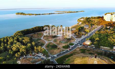 TSCHERKASY, UKRAINE - 24. AUGUST 2018 : Luftvideo mit Drohne, die Feier des Unabhängigkeitstages, viele Menschen gehen im Park am Ufer des Dnepr Flusses, heißer Sommertag. Hochwertige Fotos Stockfoto