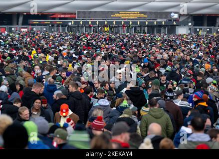 München, Deutschland. 13.. November 2022. American Football, NFL, Tampa Bay Buccaneers - Seattle Seahawks, Matchday 10, Main Round in der Allianz Arena: Fans beider Teams warten darauf, im Stadion aufgenommen zu werden. Quelle: Sven Hoppe/dpa/Alamy Live News Stockfoto