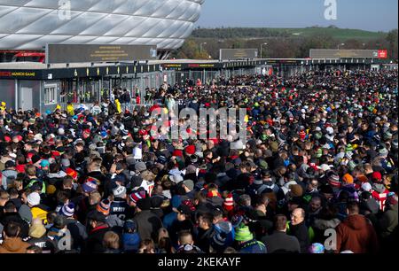 München, Deutschland. 13.. November 2022. American Football, NFL, Tampa Bay Buccaneers - Seattle Seahawks, Matchday 10, Main Round in der Allianz Arena: Fans beider Teams warten darauf, im Stadion aufgenommen zu werden. Quelle: Sven Hoppe/dpa/Alamy Live News Stockfoto