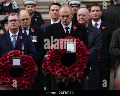 (Von links nach rechts) der Führer der Liberaldemokraten, Sir Edward Davey, während des Gedenksonntagsgottesdienstes im Cenotaph in Whitehall, London. Bilddatum: Sonntag, 13. November 2022. Stockfoto