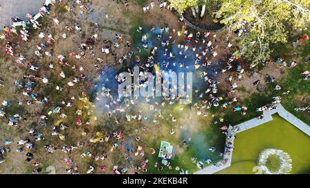 TSCHERKASY, UKRAINE - 24. AUGUST 2018 : Luftvideo mit Drohne, Feier des Unabhängigkeitstages, Fest der Farben, Menschen werfen gelbe und blaue Farben in den Himmel, Nationalflagge. Hochwertige Fotos Stockfoto