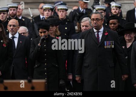 Innenministerin Suella Braverman und Außenminister James geschickt während des Gedenksonntagsgottesdienstes im Cenotaph in Whitehall, London. Bilddatum: Sonntag, 13. November 2022. Stockfoto