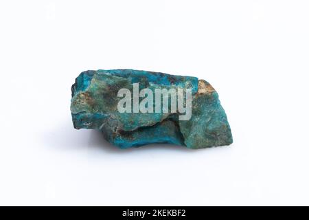 Natürlicher Chrysocolla-Stein auf weißem Hintergrund. Mineral von blauer und bläulich-grüner Farbe Stockfoto