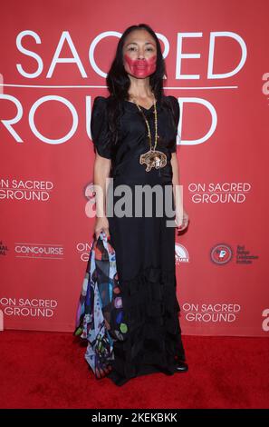 Beverly Hills, Ca. 12.. November 2022. Irene Bedard bei der Weltpremiere von On Sacred Ground während des Red National International Film Festival im Fine Arts Theatre in Beverly Hills, Kalifornien, am 12. November 2022. Quelle: Saye Sadou/Media Punch/Alamy Live News Stockfoto