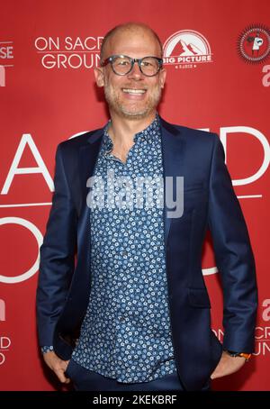 Beverly Hills, Ca. 12.. November 2022. Josh Tickell bei der Weltpremiere von On Sacred Ground während des Red National International Film Festival im Fine Arts Theatre in Beverly Hills, Kalifornien, am 12. November 2022. Quelle: Saye Sadou/Media Punch/Alamy Live News Stockfoto