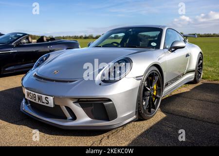 2018 Porsche 911 GT3 ‘MS18 MLS’ auf der Poster Cars & Supercars Assembly im Bicester Heritage Center zu sehen. Stockfoto