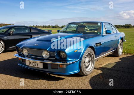 1984 Aston Martin V8 Vantage ‘14 CBY’ auf der Poster Cars & Supercars Assembly im Bicester Heritage Centre zu sehen. Stockfoto