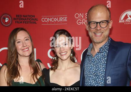 BEVERLY HILLS, CA - NOVEMBER 12: Rebecca Harrell, Kerry Knuppe, Josh Tickell bei der Weltpremiere von On Sacred Ground während des Red National International Film Festival im Fine Arts Theatre in Beverly Hills, Kalifornien, am 12. November 2022. Quelle: Saye Sadou/MediaPunch Stockfoto