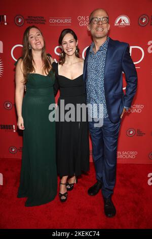 BEVERLY HILLS, CA - NOVEMBER 12: Rebecca Harrell, Kerry Knuppe, Josh Tickell bei der Weltpremiere von On Sacred Ground während des Red National International Film Festival im Fine Arts Theatre in Beverly Hills, Kalifornien, am 12. November 2022. Quelle: Saye Sadou/MediaPunch Stockfoto