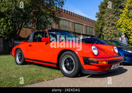 1981 Porsche 911 SC Targa ‘JUL 50W’ auf der Poster Cars & Supercars Assembly im Bicester Heritage Center zu sehen Stockfoto