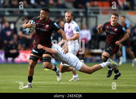 Andy Christie (links) von Saracens wird von George Furbank von Northampton Saints während des Spiels der Gallagher Premiership im StoneX Stadium, London, angegangen. Bilddatum: Sonntag, 13. November 2022. Stockfoto