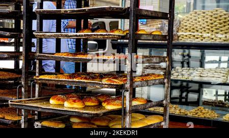 Das frisch gekochte Gebäck und die Bagels, die auf Backwaren sortiert wurden Stockfoto