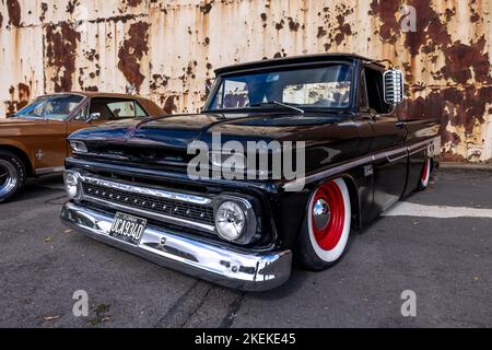 1966 Chevrolet C10 Custom Pickup Truck ‘UCA 934D’ auf der Poster Cars & Supercars Assembly im Bicester Heritage Center ausgestellt. Stockfoto