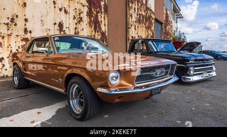 1967 Ford Mustang ’TGU 650E’ & 1966 Chevrolet C10 Pickup Truck ‘UCA 934D’ auf der Poster Cars & Supercars Montage auf Bicester Heritage zu sehen Stockfoto