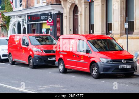 Red volkswagen und peugeot Royal Mail Postautos parkten auf der Straße in malvern worcestershire Stockfoto