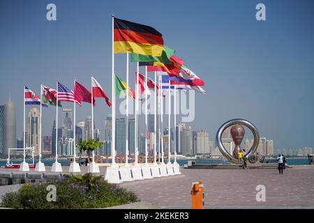 Flaggen der Länder, die an der FIFA Fußball-Weltmeisterschaft Katar 2022 in der corniche von Doha, Katar, teilnehmen Stockfoto