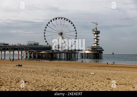 Den Haag, Niederlande. 30. Okt 2022. Blick vom Strand auf Scheveningen Pier in der Nähe von Den Haag, Niederlande. Stockfoto