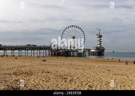 Den Haag, Niederlande. 30. Okt 2022. Blick vom Strand auf Scheveningen Pier in der Nähe von Den Haag, Niederlande. Stockfoto