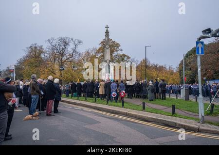 London, Großbritannien. 13. November 2022. Lokale Politiker und Würdenträger versammeln sich zum Gedenken am Wimbledon-Kriegsdenkmal. Im Vereinigten Königreich wird heute der Gedenktag für die Menschen begangen, die in Weltkriegen und anderen Konflikten ums Leben gekommen sind. Die Ereignisse werden in diesem Jahr zum ersten Mal von König Karl III. Nach seiner Thronbesteigung geleitet. Kredit: amer ghazzal/Alamy Live Nachrichten Stockfoto