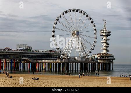 Den Haag, Niederlande. 30. Okt 2022. Blick vom Strand auf Scheveningen Pier in der Nähe von Den Haag, Niederlande. Stockfoto