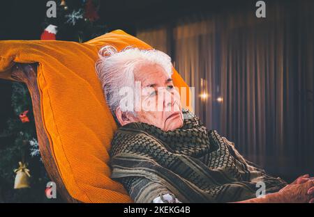 Asiatische alte Frau feiert das neue Jahr und Weihnachten allein. Stockfoto