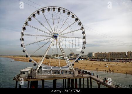 Den Haag, Niederlande. 30. Okt 2022. Das Riesenrad am Pier von Scheveningen in der Nähe von Den Haag, Niederlande. Stockfoto