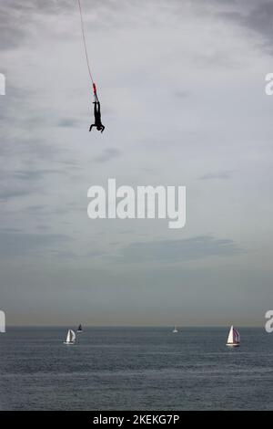 Den Haag, Niederlande. 30. Okt 2022. Bungy springen auf Scheveningen Pier in der Nähe von Den Haag, Niederlande. Stockfoto