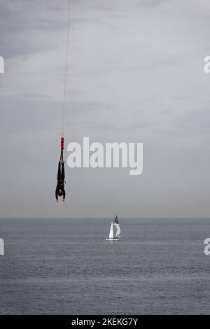 Den Haag, Niederlande. 30. Okt 2022. Bungy springen auf Scheveningen Pier in der Nähe von Den Haag, Niederlande. Stockfoto