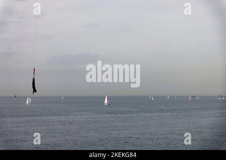 Den Haag, Niederlande. 30. Okt 2022. Bungy springen auf Scheveningen Pier in der Nähe von Den Haag, Niederlande. Stockfoto