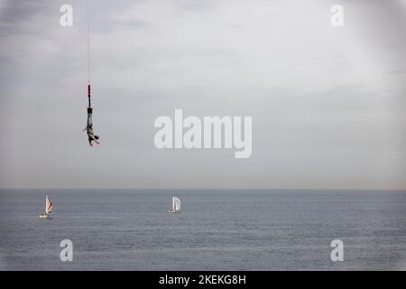 Den Haag, Niederlande. 30. Okt 2022. Bungy springen auf Scheveningen Pier in der Nähe von Den Haag, Niederlande. Stockfoto