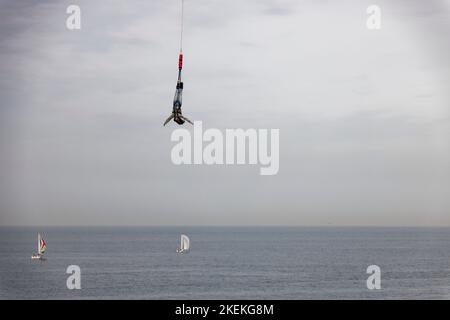 Den Haag, Niederlande. 30. Okt 2022. Bungy springen auf Scheveningen Pier in der Nähe von Den Haag, Niederlande. Stockfoto