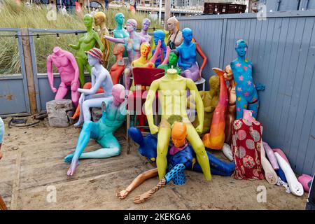 Den Haag, Niederlande. 30. Okt 2022. Bunte Schaufensterpuppen am Strand von Scheveningen in der Nähe von Den Haag, Niederlande. Stockfoto