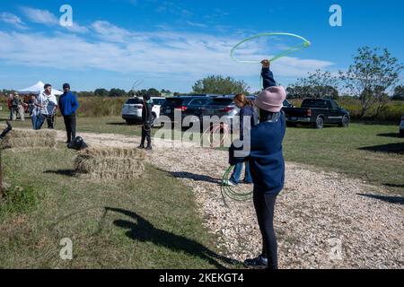 Junge Mädchen üben in einem lokalen Park das Werfseil. Houston, Texas, USA. Stockfoto