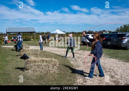 Junge Mädchen üben in einem lokalen Park das Werfseil. Houston, Texas, USA. Stockfoto