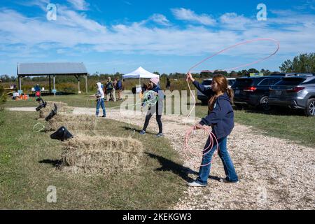 Junge Mädchen üben in einem lokalen Park das Werfseil. Houston, Texas, USA. Stockfoto