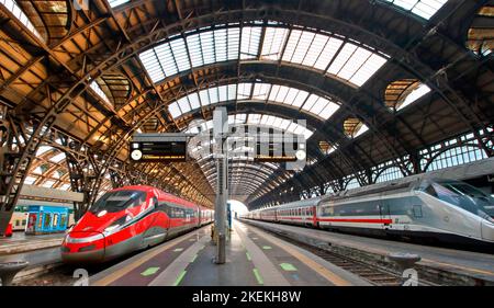 Hauptbahnhof von Mailand, Italien, und zwei Hochgeschwindigkeitszüge. Italien genießt einen übermäßig guten Service von schnellen und zuverlässigen Zügen. Stockfoto