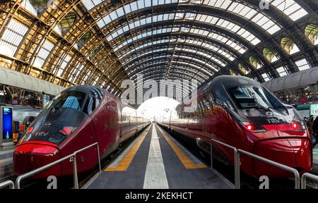 Hauptbahnhof von Mailand, Italien, und zwei Hochgeschwindigkeitszüge. Italien genießt einen übermäßig guten Service von schnellen und zuverlässigen Zügen. Stockfoto