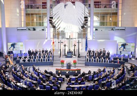 Berlin, Deutschland. 13.. November 2022. Die Hamburger Sängerknaben singen bei der Gedenkfeier im Bundestag. Quelle: Annette Riedl/dpa/Alamy Live News Stockfoto