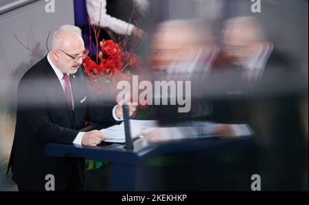 Berlin, Deutschland. 13.. November 2022. Der lettische Präsident Egils Levits spricht bei der Gedenkfeier im Bundestag. Quelle: Annette Riedl/dpa/Alamy Live News Stockfoto