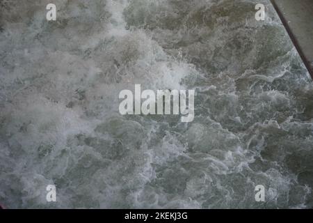 Nahaufnahme einer weißen schäumenden Wellen Stockfoto