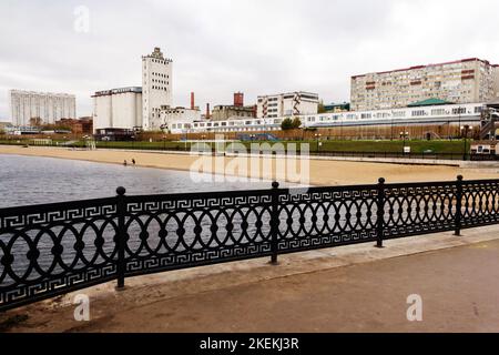 Blick auf den neuen Saratow-Damm und Strand im Spätherbst. Stockfoto